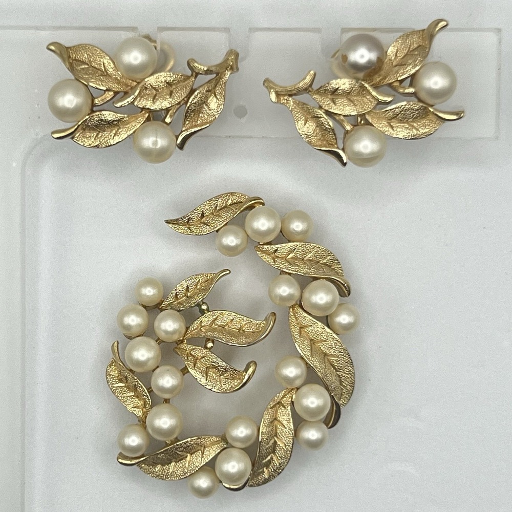 Vintage Crown Trifari Gold Leaf‎ & Faux Pearl Brooch Earrings Set Clip On Signed